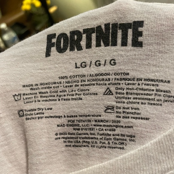 ⚡️3/$21 Fortnite tshirt -SzL - Picture 2 of 3